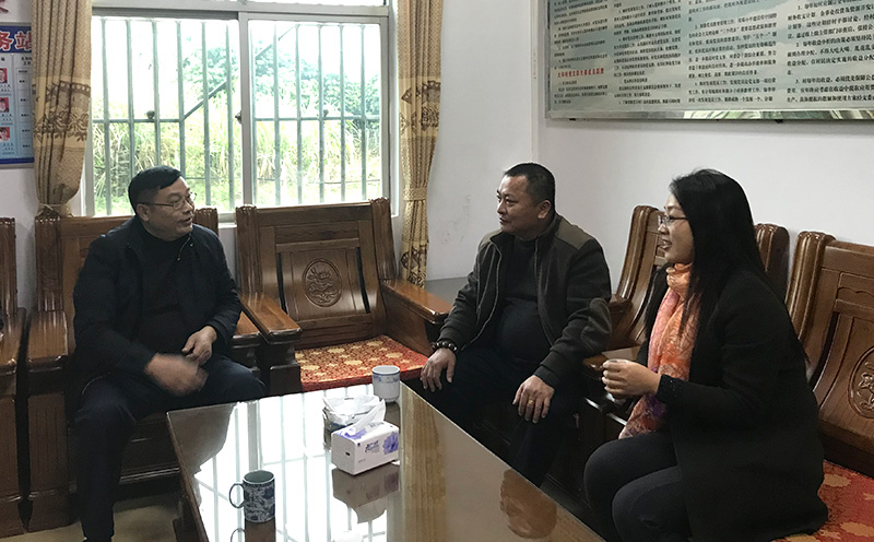 华体会体育公司慰问组听取驻村第一书记和村两委班子对扶贫工作的意见与建议