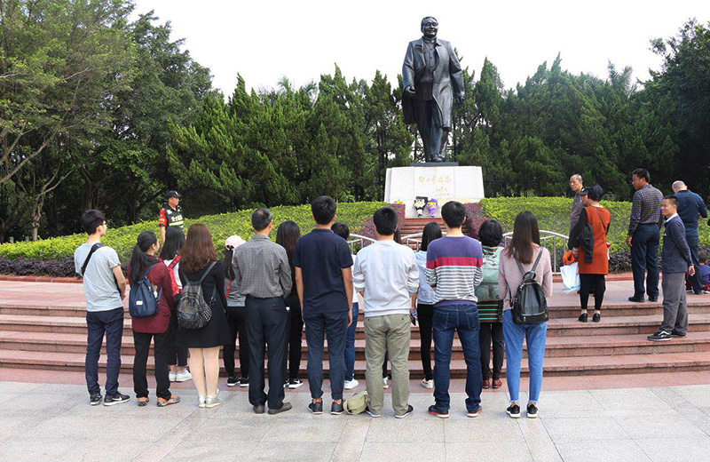 华体会体育园区党委开展春日登山活动