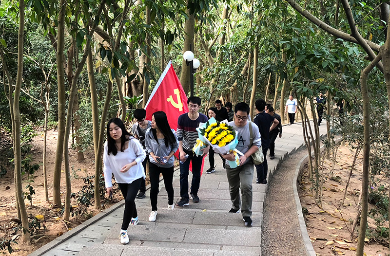 华体会体育园区党委开展春日登山活动