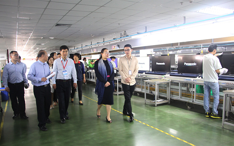 参观华体会体育公司整机生产车间