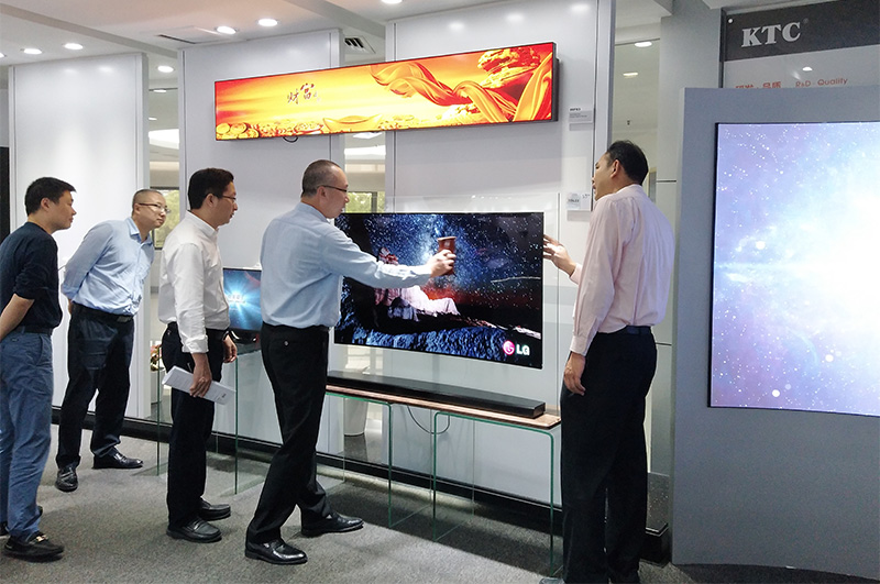 坂田街道办党工委副书记、办事处主任林逸涛一行参观华体会体育产品展厅