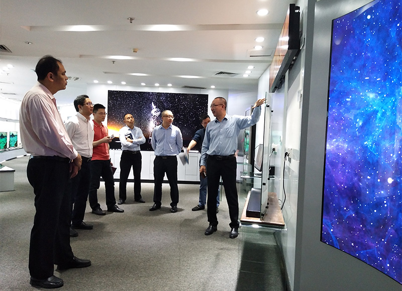 坂田街道办党工委副书记、办事处主任林逸涛一行听取华体会体育董事长凌斌先生介绍产品