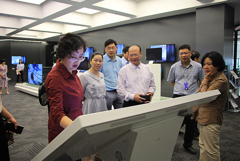 来访领导体验华体会体育公司显示产品