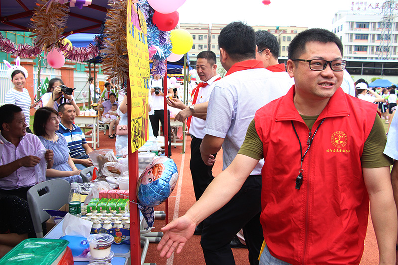 华体会体育公司惠南工厂参加惠南实验学校“六一”儿童节慰问活动